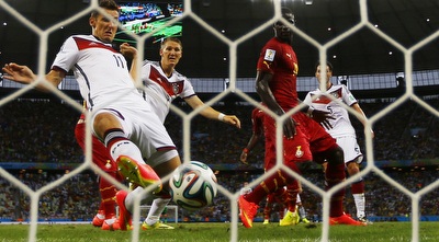 קלוזה כובש את שער השוויון מול גאנה (רויטרס) קלוזה כובש את שער השוויון מול גאנה (רויטרס)