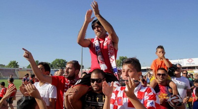 ברדה על כתפי האוהדים (יניב גונן)