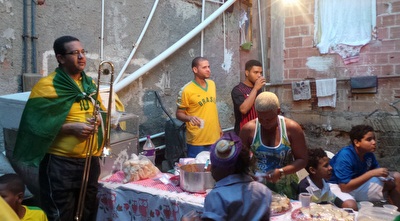 צופים במשחק של ברזיל (עמיר יניב)