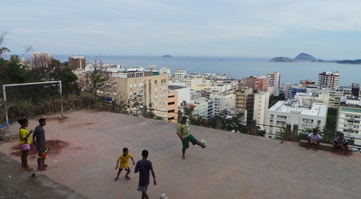 ילדים משחקים כדורגל בקטנגלו (עמיר יניב)