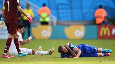 לואיס סוארס רגע לאחר הנשיכה במונדיאל (GettyImages)