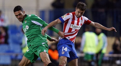 מולינה וגבי במאבק על הכדור (רויטרס)