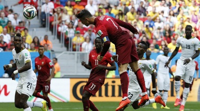 רונאלדו נוגח לשער של גאנה  (רויטרס)