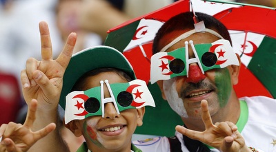 אוהדים אלג´יראים (רויטרס) אוהדים אלג´יראים (רויטרס)