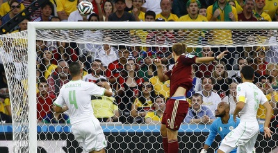 קוקורין נוגח את הכדור לכיוון הרשת (רויטרס) קוקורין נוגח את הכדור לכיוון הרשת (רויטרס)