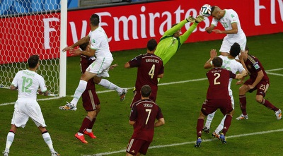 סלימאני רגע לפני שער השוויון (רויטרס) סלימאני רגע לפני שער השוויון (רויטרס)