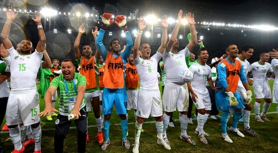 שחקני אלג&acute;יריה חוגגים (GettyImages)