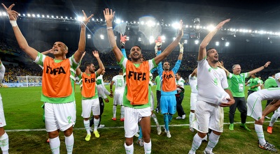 שחקני אלג´יריה לא מוכנים לעזוב את המגרש (GettyImages) שחקני אלג´יריה לא מוכנים לעזוב את המגרש (GettyImages)