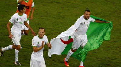 שחקני אלג´יריה עם הדגל הלאומי (רויטרס) שחקני אלג´יריה עם הדגל הלאומי (רויטרס)