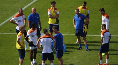 ואן מדריך את שחקניו (רויטרס)