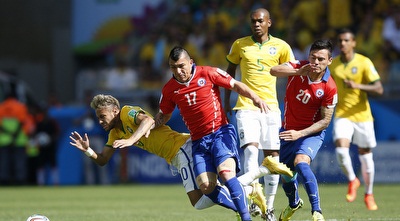 ניימאר מול שחקני צ´ילה (רויטרס)