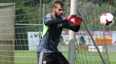 ברק לוי עוצר את הכדור. החליט להישאר