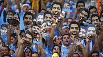 אוהדי אורוגוואי תומכים בסוארס (רויטרס)