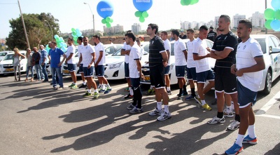 שחקני מכבי נתניה מקבלים רכבים (רדאד ג´בארה)