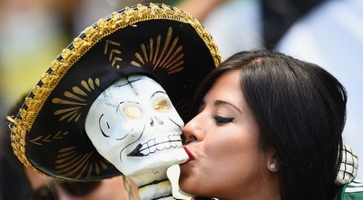 אוהדת מקסיקנית מרוצה ביציע (GettyImages) אוהדת מקסיקנית מרוצה ביציע (GettyImages)