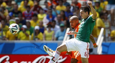 נייג´ל דה יונג נאבק בהקטור הררה (רויטרס) נייג´ל דה יונג נאבק בהקטור הררה (רויטרס)