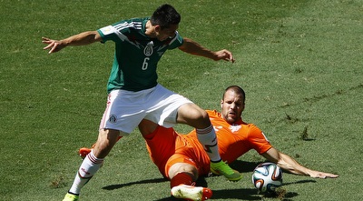 רון פלאר מנסה לחלץ מהקטור הררה (רויטרס) רון פלאר מנסה לחלץ מהקטור הררה (רויטרס)