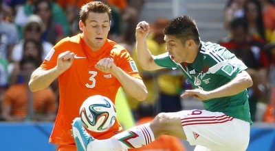 אוריבה פרלאטה מנסה להקפיץ מעל סטפן דה פריי (רויטרס) אוריבה פרלאטה מנסה להקפיץ מעל סטפן דה פריי (רויטרס)