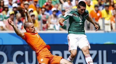 רון פלאר מנסה לעצור את הקטור הררה (רויטרס) רון פלאר מנסה לעצור את הקטור הררה (רויטרס)