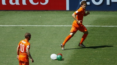 ווסלי סניידר, הכדור ובלונים (רויטרס) ווסלי סניידר, הכדור ובלונים (רויטרס)