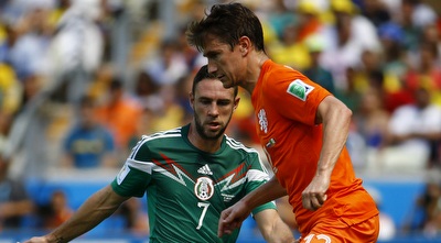 מיגל לאיון משגיח על פול פרהאח (רויטרס) מיגל לאיון משגיח על פול פרהאח (רויטרס)