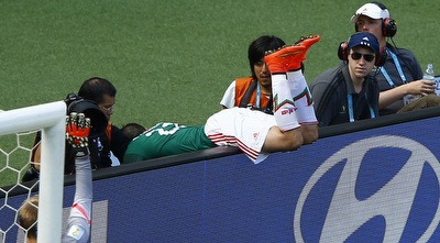 פול אגילאר מתרסק על הצלמים (רויטרס) פול אגילאר מתרסק על הצלמים (רויטרס)