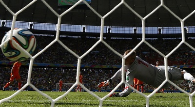 יספר סילאסן רואה את הכדור של ג´יובאני דוס סנטוס ברשת (רויטרס) יספר סילאסן רואה את הכדור של ג´יובאני דוס סנטוס ברשת (רויטרס)