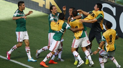 שחקני מקסיקו חוגגים עם דוס סנטוס (רויטרס) שחקני מקסיקו חוגגים עם דוס סנטוס (רויטרס)