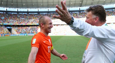 אריאן רובן חוגג עם לואיס ואן חאל (GettyImages) אריאן רובן חוגג עם לואיס ואן חאל (GettyImages)