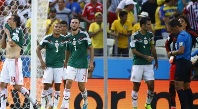 שחקני נבחרת מקסיקו מאוכזבים (רויטרס) שחקני נבחרת מקסיקו מאוכזבים (רויטרס)