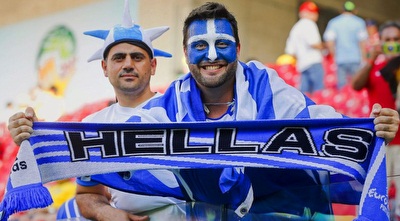 אוהדי נבחרת יוון ביציע
