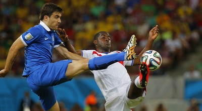 סוקרטיס פאפאסטאטופולוס נאבק על הכדור (רויטרס)