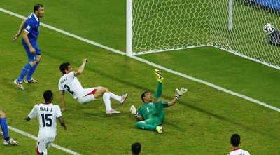 הכדור בדרך לרשת (רויטרס)