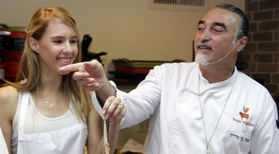 השף שאול בן אדרת ודניאל פרנקל (יניב גונן)