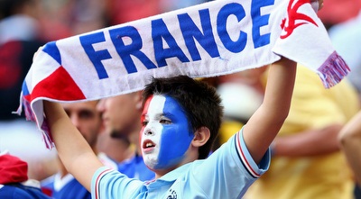 אוהד צרפתי צעיר נרגש ביציע (GettyImages) אוהד צרפתי צעיר נרגש ביציע (GettyImages)