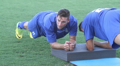 יובל אבידור מתמתח באימון (עמית מצפה) יובל אבידור מתמתח באימון (עמית מצפה)