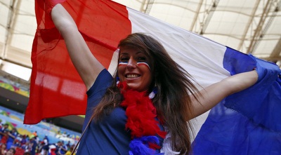 אוהדת צרפתיה מרוצה ביציע (רויטרס) אוהדת צרפתיה מרוצה ביציע (רויטרס)