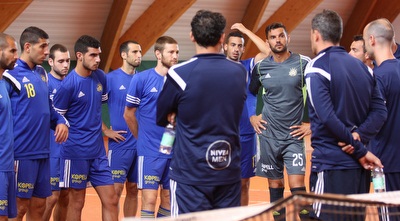 שחקני מכבי ת&qout;א לפני משחקי הטניס רגל (דף הפייסבוק של מכבי ת&qout;א)