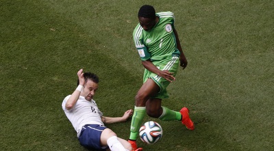 מת´יו ולבואנה נאבק על הכדור (רויטרס)