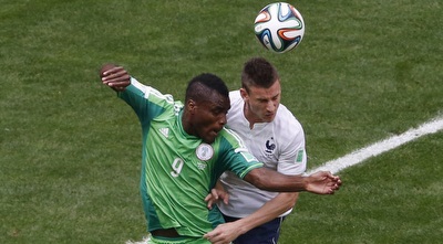 עמנואל אמניקה מנסה להגיע לכדור (רויטרס) עמנואל אמניקה מנסה להגיע לכדור (רויטרס)