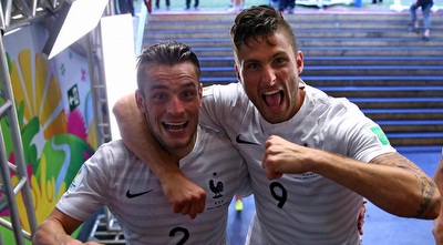 אוליבייה ג´ירו חוגג עם מת´יו דבושי (GettyImages) אוליבייה ג´ירו חוגג עם מת´יו דבושי (GettyImages)