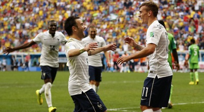 אנטואן גריזמן חוגג עם מת´יו ולבואנה (רויטרס) אנטואן גריזמן חוגג עם מת´יו ולבואנה (רויטרס)