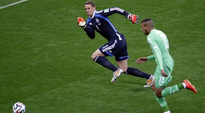 סלימאני רץ עם הכדור לכיוונו של נוויר (רויטרס) סלימאני רץ עם הכדור לכיוונו של נוויר (רויטרס)