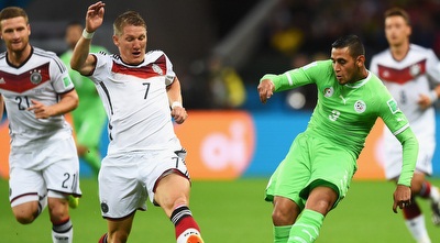 בסטיאן שוויינשטייגר מנסה להשתלט על הכדור (GettyImages) בסטיאן שוויינשטייגר מנסה להשתלט על הכדור (GettyImages)