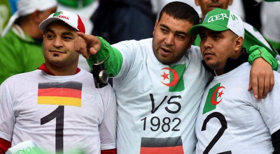 אוהדי אלג´יריה מזכירים לגרמניה מה קרה ב-82 (GettyImages) אוהדי אלג´יריה מזכירים לגרמניה מה קרה ב-82 (GettyImages)
