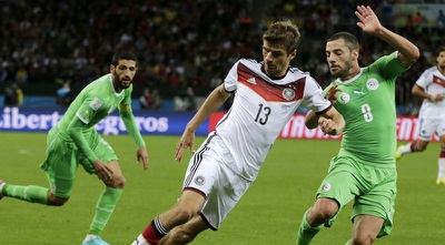 תומס מולר מנסה לשמור על הכדור (רויטרס) תומס מולר מנסה לשמור על הכדור (רויטרס)