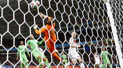 הכדור של שורלה ברשת (רויטרס) הכדור של שורלה ברשת (רויטרס)