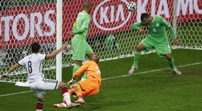 הכדור של אוזיל בדרך לרשת (רויטרס) הכדור של אוזיל בדרך לרשת (רויטרס)