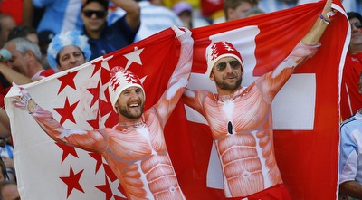 אוהדי שווייץ ביציע (רויטרס) אוהדי שווייץ ביציע (רויטרס)