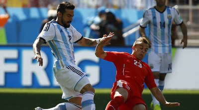 שאקירי מנסה לעצור את לאבצי (רויטרס) שאקירי מנסה לעצור את לאבצי (רויטרס)